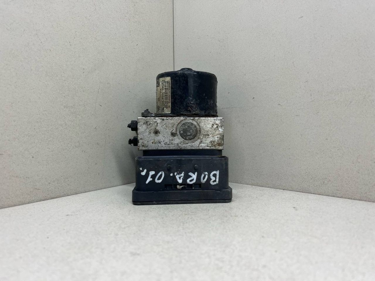 блок ABS Volkswagen Bora 1 поколение 2001, 1.6 л., бензин, 10.0960-0311.3 - фото №1