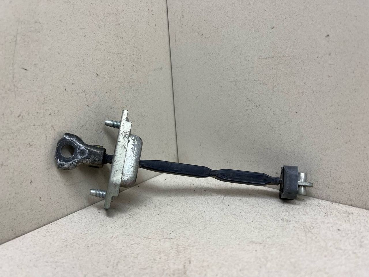 ограничитель открывания двери Toyota Camry 7 поколение XV40 2008, 2.4 л., i, 2AZ-FE, бензин, АКПП, серебристый, седан, передний привод, 6863006030 - фото №1
