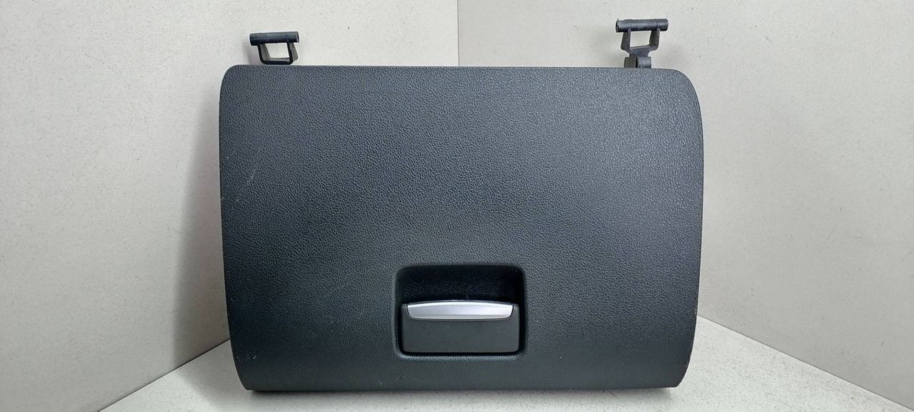 бардачок Ford Focus 2 поколение 2006, 1.6 л., i, HXDA, бензин, 5МКПП, серебристый, универсал, передний привод, 4M51A06044ADW - фото №1