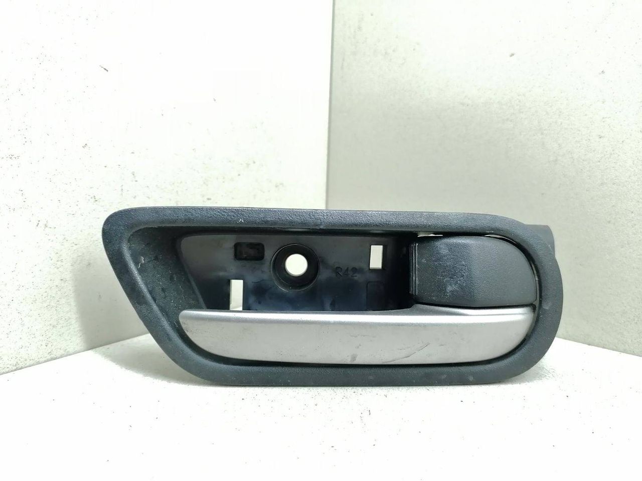 ручка внутренняя задняя правая Mazda 3 BL 2009, 2.0 л., i, бензин, 5МКПП, чёрный, хетчбэк 5 дв., передний привод, BBM4-72-330, BBM4-72-330B - фото №1