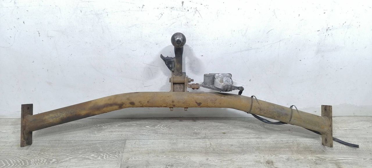 прицепное устройство (фаркоп) Ford Focus 2 поколение 2006, 1.6 л., i, HXDA, бензин, 5МКПП, серебристый, универсал, передний привод, 1730076 - фото №1