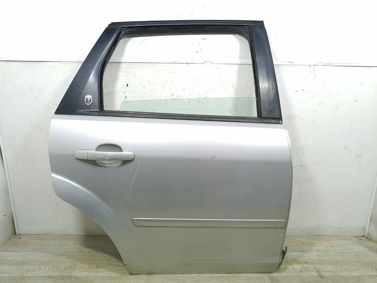 дверь задняя правая Ford Focus 2 поколение 2006, 1.6 л., i, HXDA, бензин, 5МКПП, серебристый, универсал, передний привод, 1505767 - фото №1