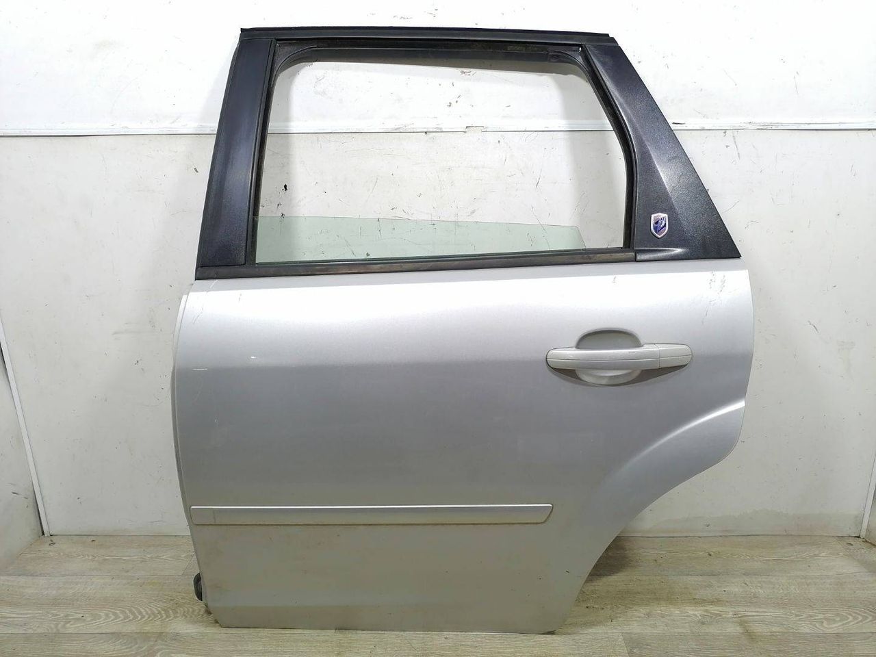 дверь задняя левая Ford Focus 2 поколение 2006, 1.6 л., i, HXDA, бензин, 5МКПП, серебристый, универсал, передний привод, 1505769 - фото №1