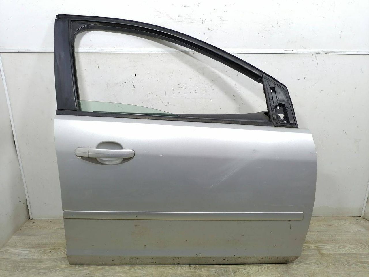дверь передняя правая Ford Focus 2 поколение 2006, 1.6 л., i, HXDA, бензин, 5МКПП, серебристый, универсал, передний привод, 1505703 - фото №1