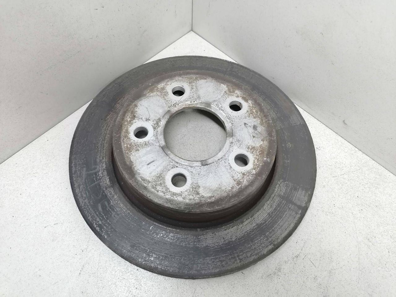 диск тормозной задний Ford Focus 2 поколение 2006, 1.6 л., i, HXDA, бензин, 5МКПП, серебристый, универсал, передний привод, 1748745 - фото №1