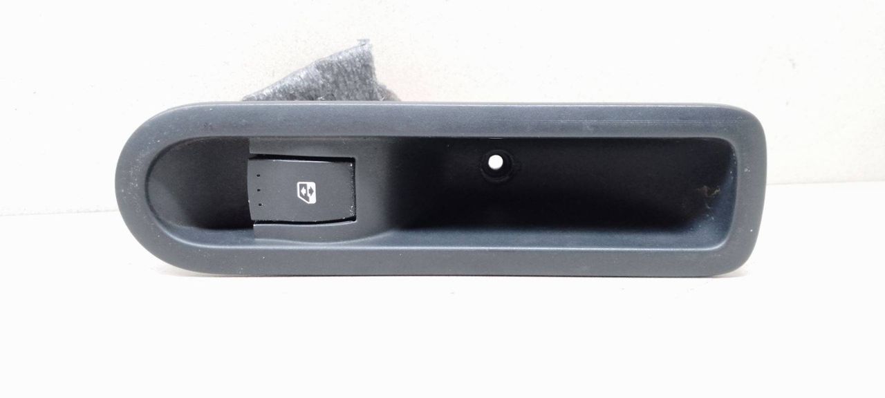 кнопка стеклоподъемника двери задней Renault Scenic 2 поколение JM0G 2003, 1.9 л., DCi, F9Q 812, дизель, 6МКПП, бордовый, минивэн, 156013870, 21980 - фото №1