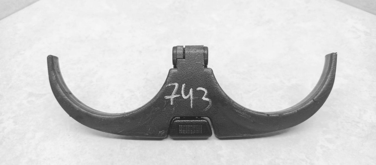 подстаканник Mazda 626 GF 1997, 2.0 л., i, бензин, 5МКПП, серебристый, хетчбэк 5 дв., передний привод - фото №1