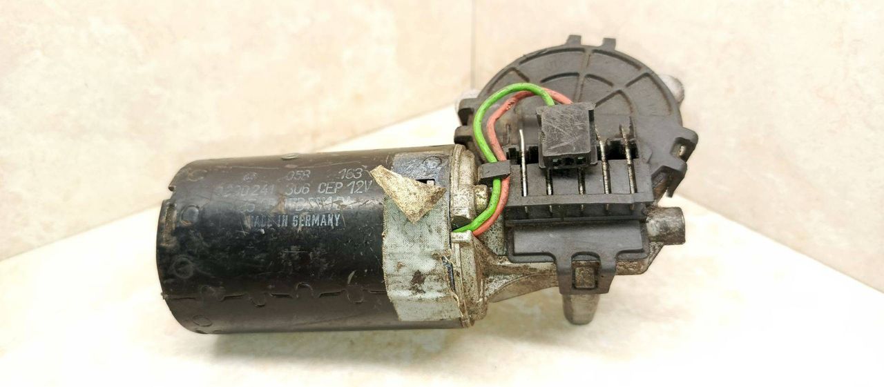 моторчик передних стеклоочистителей (дворников) Ford Fiesta 4 поколение 1997, 0390241306CEP, 858BH7B571BA - фото №1
