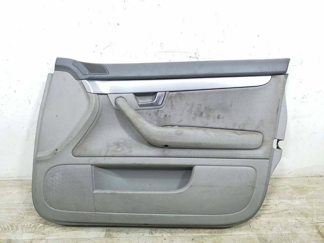 обшивка двери передняя правая Audi A4 B7 2006, 2.0 л., BLB, дизель, 6МКПП, серый, универсал, передний привод, 8E1867106B - фото №1