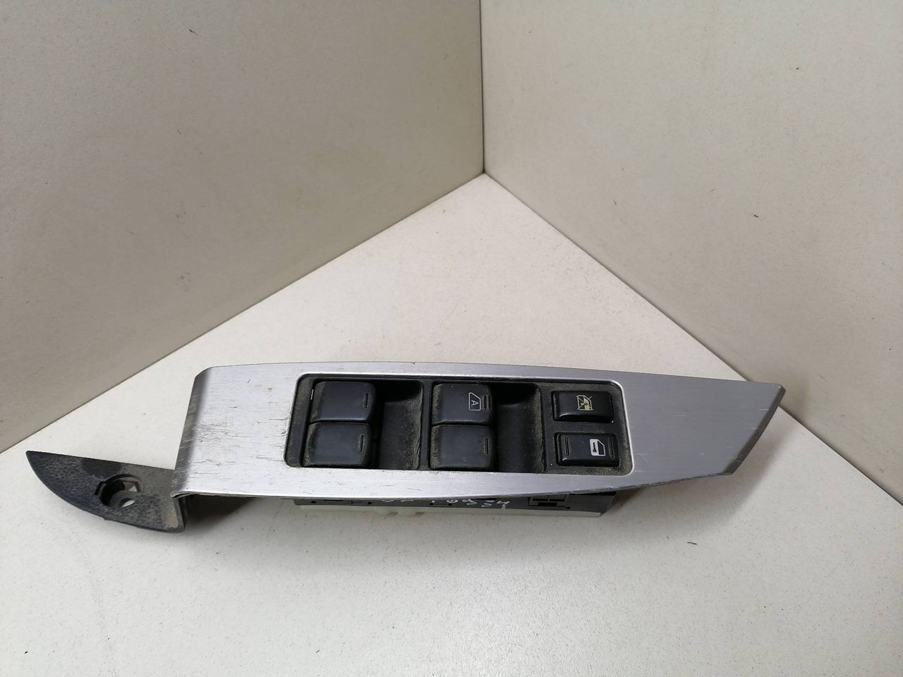 кнопка стеклоподъемника двери передней левой Nissan Murano Z50 2005, 3.5 л., i, VQ35DE, бензин, АКПП, серый, внедорожник 5 дв., полный привод, 25401CA010 - фото №1
