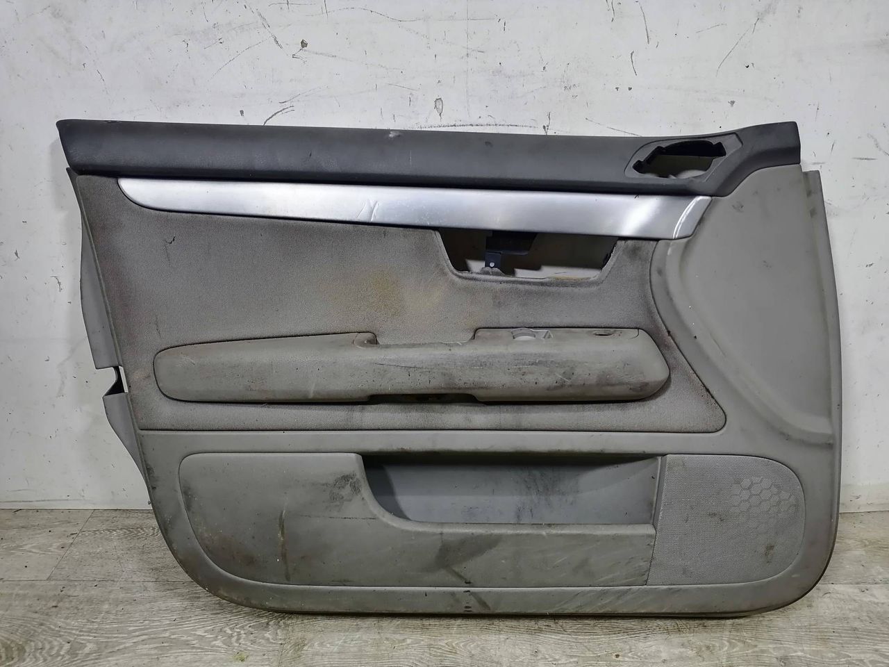 обшивка двери передняя левая Audi A4 B7 2006, 2.0 л., BLB, дизель, 6МКПП, серый, универсал, передний привод, 8E1867105 - фото №1