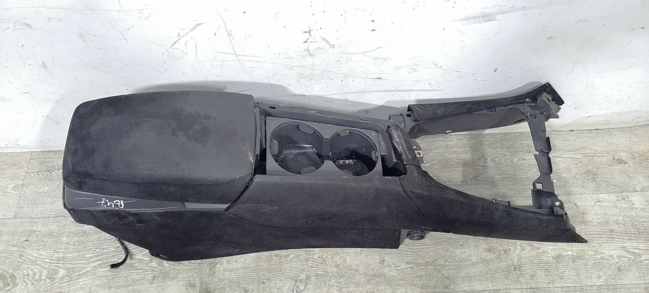 подлокотник Volvo S60 1 поколение 2001, 2.4 л., B 5244 T3, бензин, АКПП, черный, седан, передний привод, 39969406, 39964268, 39964284 - фото №1
