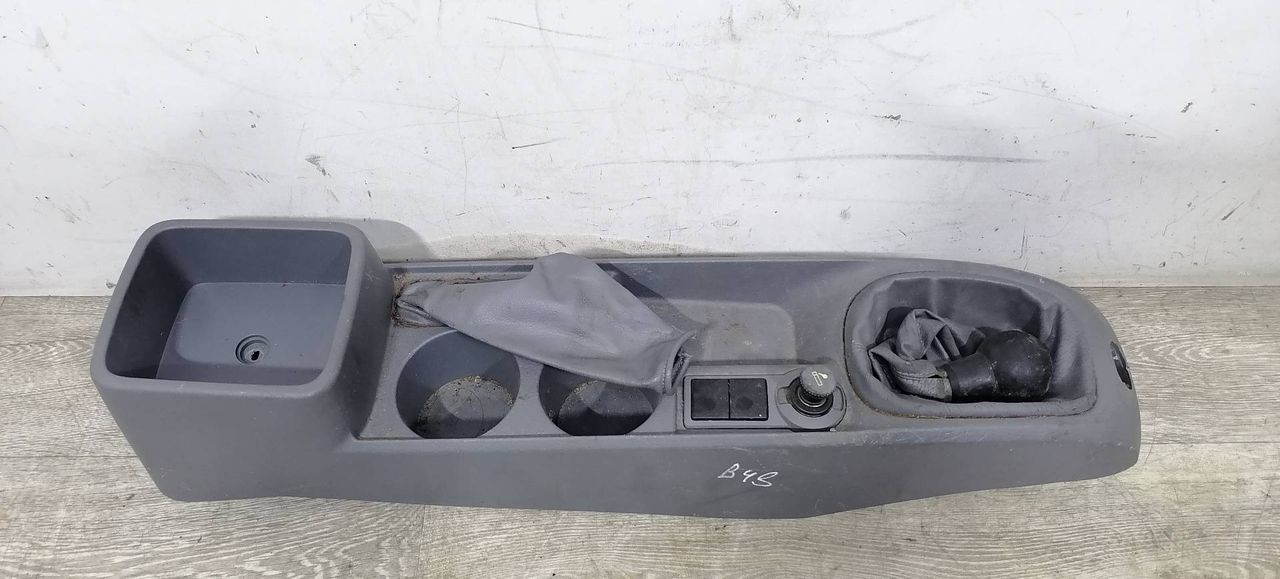 консоль салона Kia Carens 2 поколение FJ 2006, 2.0 л., CRDi, дизель, 5МКПП, чёрный, минивэн, передний привод, 0K2FA66250 - фото №1