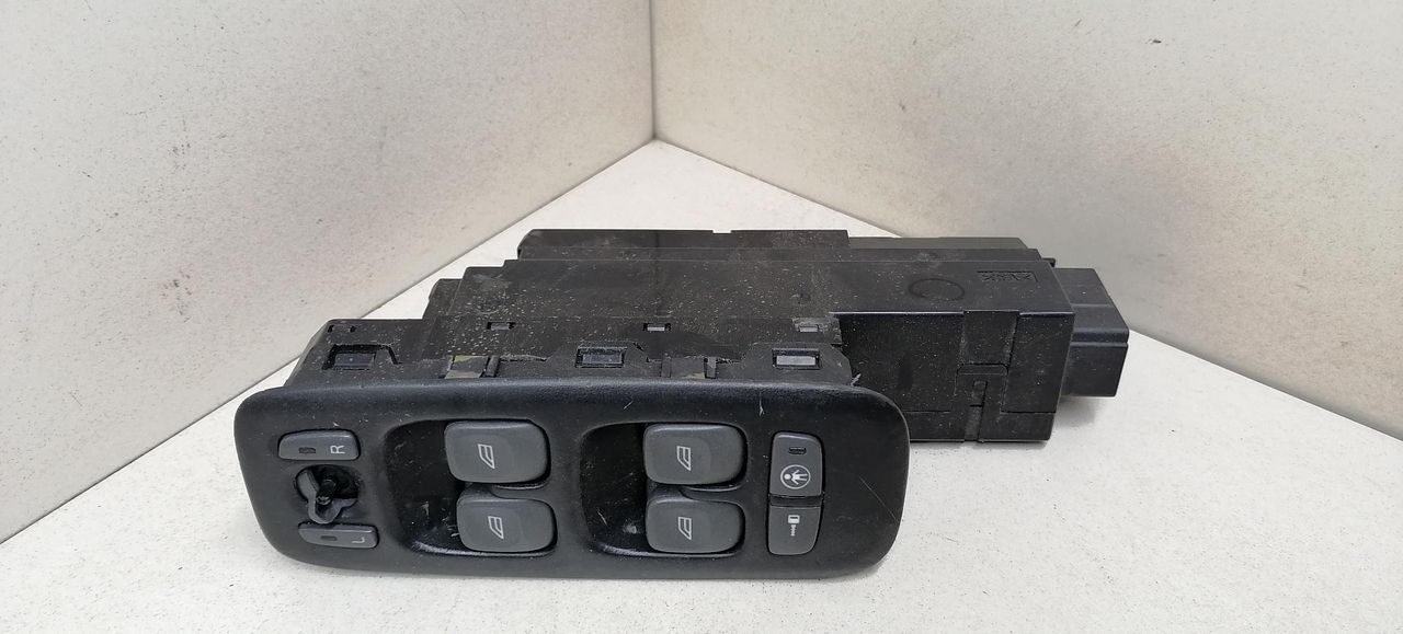 кнопка стеклоподъемника двери передней левой Volvo S60 1 поколение 2001, 2.4 л., B 5244 T3, бензин, АКПП, черный, седан, передний привод, 30658116, 31334466, 31334464 - фото №1