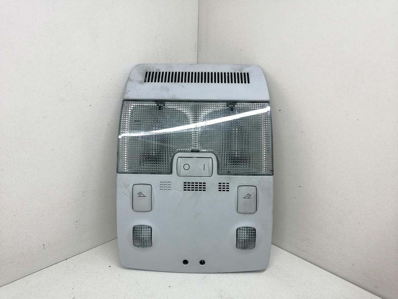 фонарь салона (плафон) Audi A4 B7 2006, 2.0 л., BLB, дизель, 6МКПП, серый, универсал, передний привод, 8E0947135E - фото №1