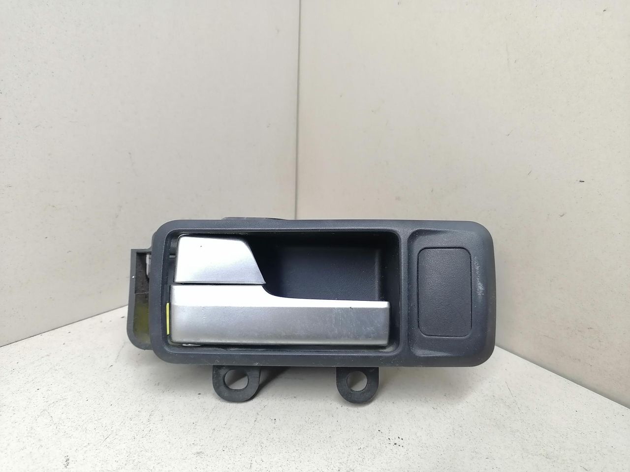 ручка внутренняя передняя левая Ford Focus 2 поколение 2006, 1.6 л., i, HXDA, бензин, 5МКПП, серебристый, универсал, передний привод, 1470119, 1470113 - фото №1