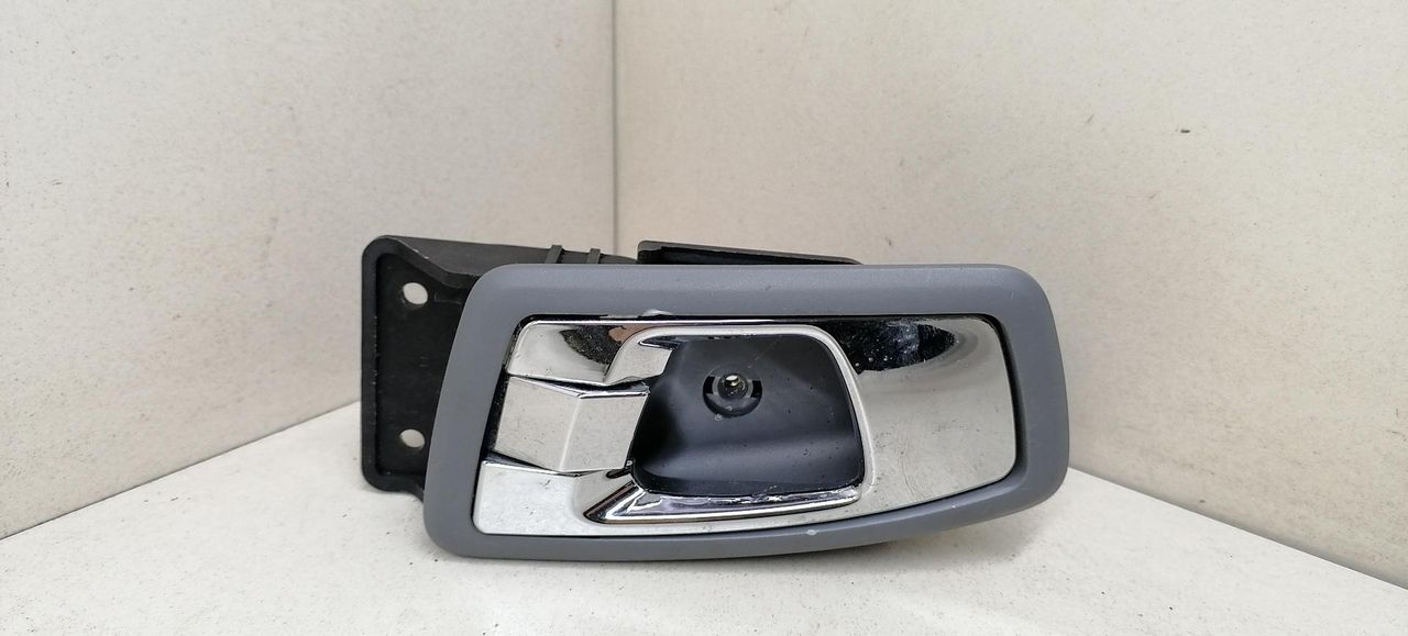 ручка внутренняя задняя правая Kia Carens 2 поколение FJ 2006, 2.0 л., CRDi, дизель, 5МКПП, чёрный, минивэн, передний привод, OK2FA58330 - фото №1