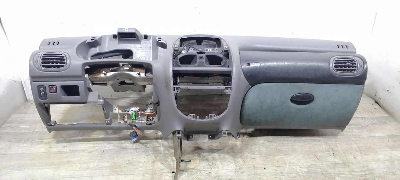 панель передняя салона (торпедо) Peugeot 206 1 поколение 2002, 1.4 л., i, KFV (TU3JP), бензин, 5МКПП, зелёный, хетчбэк 5 дв., передний привод, 8203RZ - фото №1