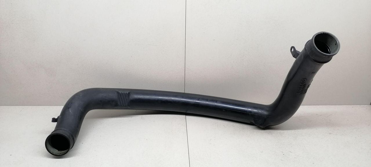 патрубок интеркулера Volvo S60 1 поколение 2001, 2.4 л., B 5244 T3, бензин, АКПП, черный, седан, передний привод, 1282865 - фото №1