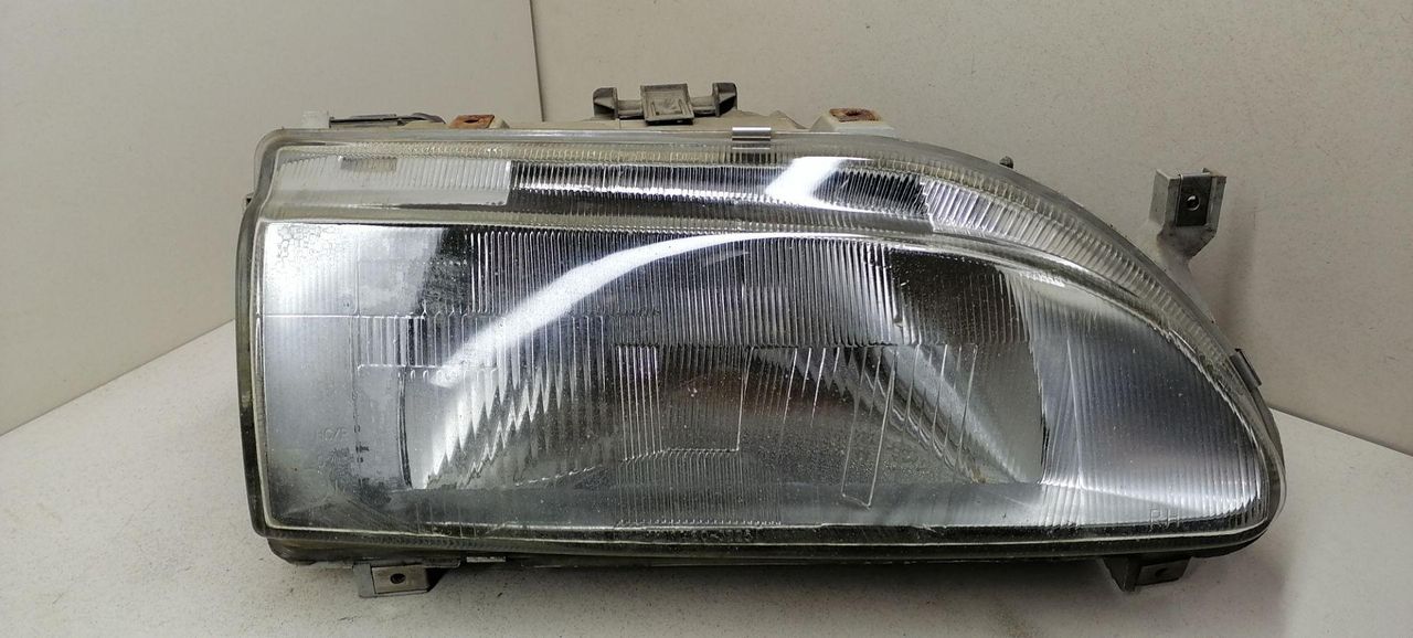 фара правая Renault 19 2 поколение B53B 1993, 1.8 л., бензин, 5МКПП, красный, хетчбэк 5 дв., передний привод, 7701036030 - фото №1