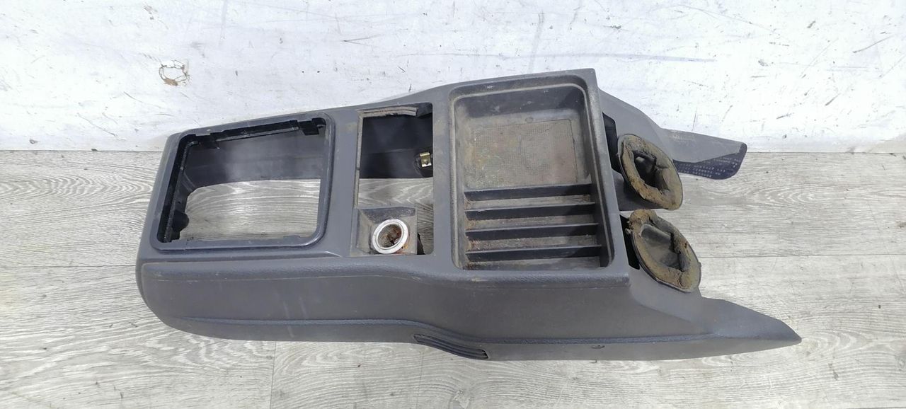 консоль салона Renault 19 2 поколение B53B 1993, 1.8 л., бензин, 5МКПП, красный, хетчбэк 5 дв., передний привод, 7700788762 - фото №1