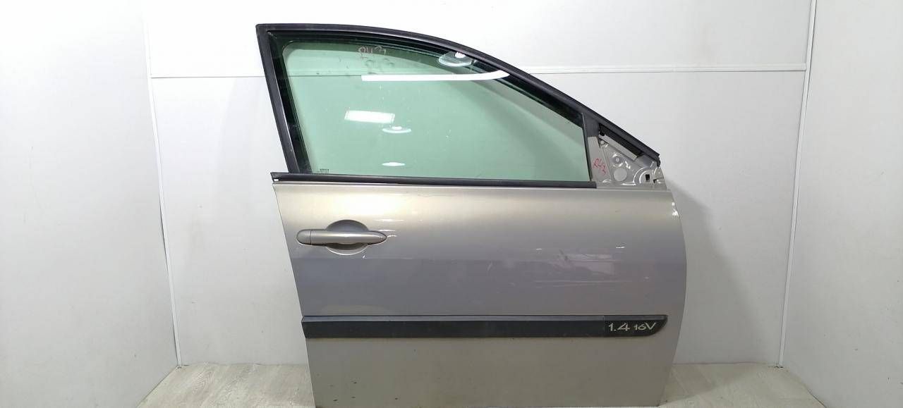 Уплотнитель стекла Renault Megane 2 поколение BM0B 2003, 1.4 л., i, K4J 730, бензин, 5МКПП, серебристый, хетчбэк 5 дв., передний привод, 7701474538 - фото №1