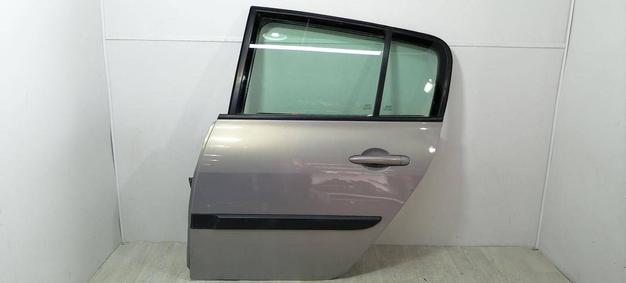 обшивка двери задняя левая Renault Megane 2 поколение BM0B 2003, 1.4 л., i, K4J 730, бензин, 5МКПП, серебристый, хетчбэк 5 дв., передний привод, 8200215594 - фото №1