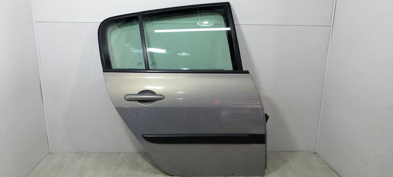 молдинг двери задней правой Renault Megane 2 поколение BM0B 2003, 1.4 л., i, K4J 730, бензин, 5МКПП, серебристый, хетчбэк 5 дв., передний привод, 7701477639 - фото №1