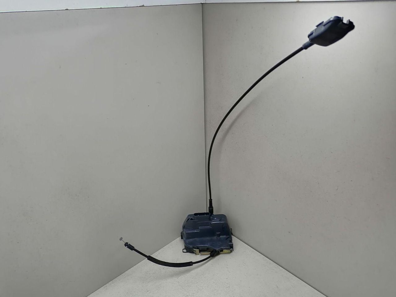 замок двери задней правой Renault Scenic 2 поколение JM0G 2003, 1.9 л., DCi, F9Q 812, дизель, 6МКПП, бордовый, минивэн, 8200119332, 8200119329 - фото №1