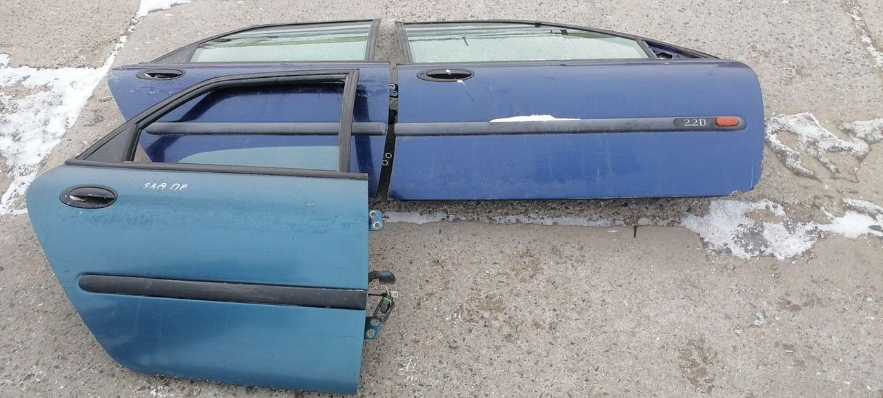 дверь задняя правая Renault Laguna 1 поколение 1997, 2.2 л., DT, G8T 792, дизель, 5МКПП, синий, универсал, передний привод, 7751468113 - фото №1