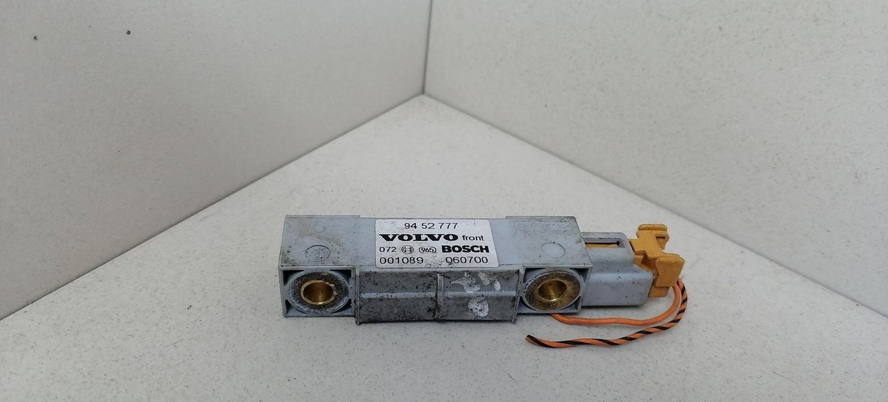 датчик удара Volvo S60 1 поколение 2001, 2.4 л., B 5244 T3, бензин, АКПП, черный, седан, передний привод, 9452777, 060700 - фото №1