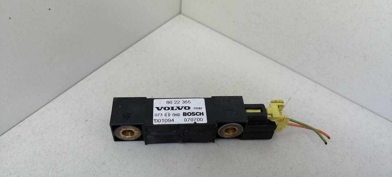 датчик удара Volvo S60 1 поколение 2001, 2.4 л., B 5244 T3, бензин, АКПП, черный, седан, передний привод, 8622365, 070700 - фото №1