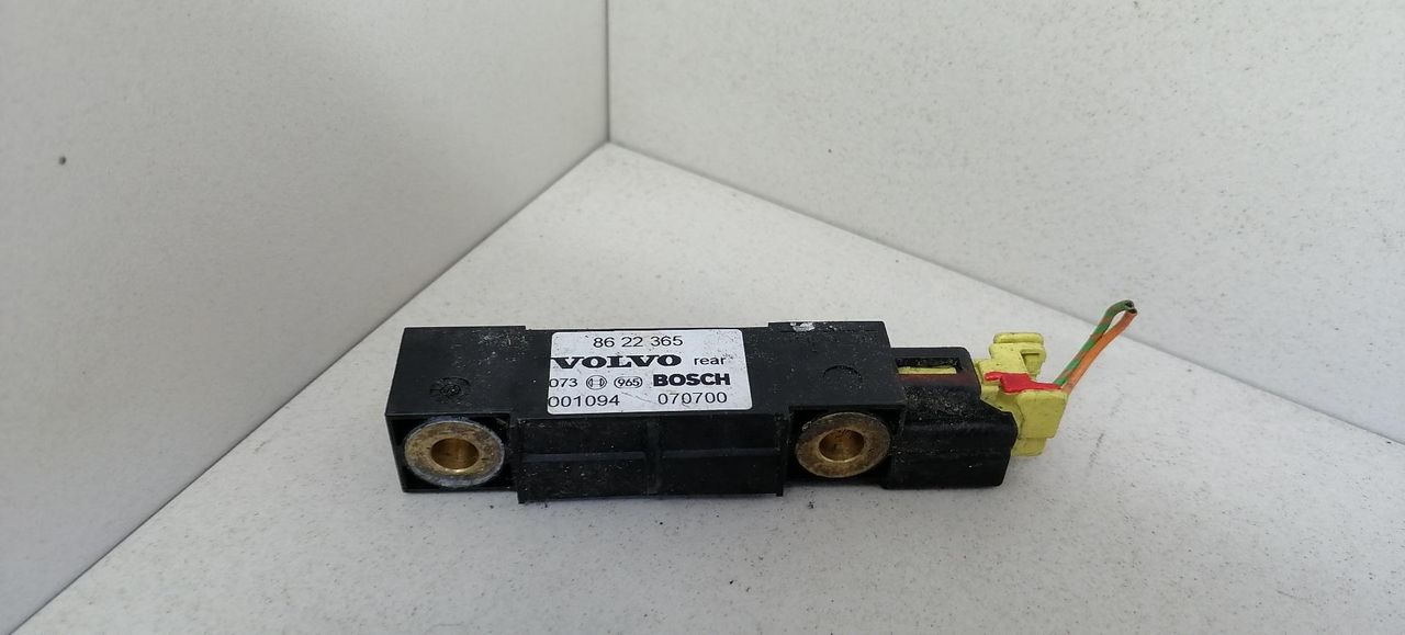 датчик удара Volvo S60 1 поколение 2001, 2.4 л., B 5244 T3, бензин, АКПП, черный, седан, передний привод, 8622365, 070700 - фото №1