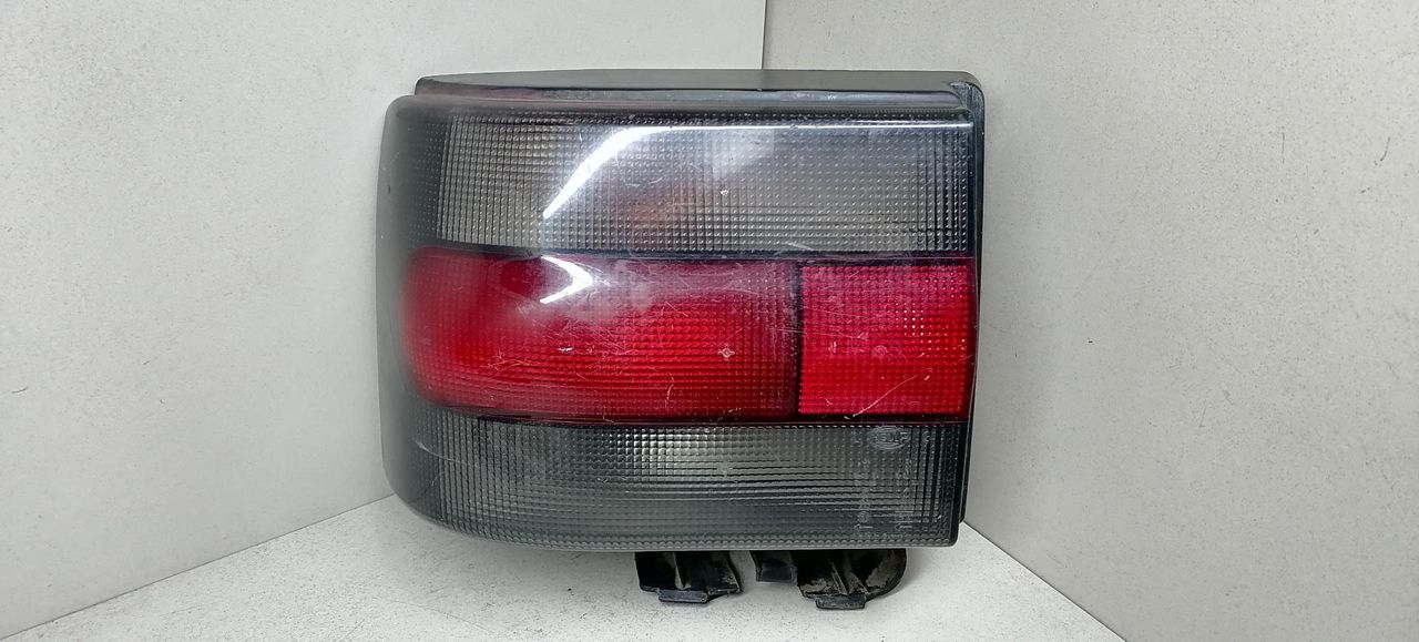 фонарь задний левый Renault 19 2 поколение B53B 1993, 1.8 л., бензин, 5МКПП, красный, хетчбэк 5 дв., передний привод, 7711130023 - фото №1