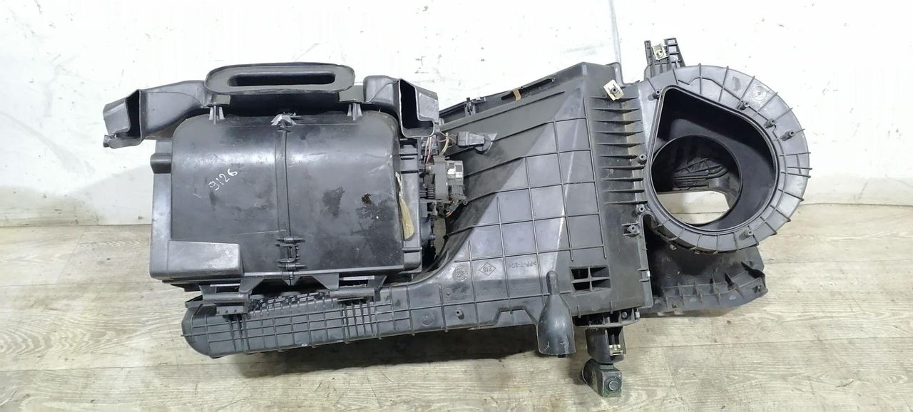 корпус отопителя (печки) Renault Laguna 1 поколение 1997, 2.2 л., DT, G8T 792, дизель, 5МКПП, синий, универсал, передний привод, 7701038553, 7701038550 - фото №1