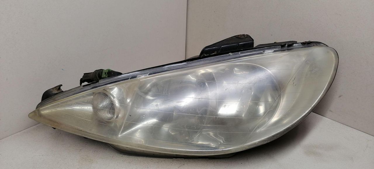фара левая Peugeot 206 1 поколение 2002, 1.4 л., i, KFV (TU3JP), бензин, 5МКПП, зелёный, хетчбэк 5 дв., передний привод, 6204S7 - фото №1