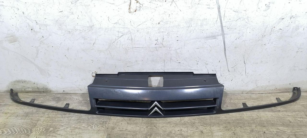 решетка радиатора Citroen Xantia 1 поколение 1997, 1.9 л., D, дизель, 5МКПП, тёмно-серый металлик, хетчбэк 5 дв., передний привод, 9618919977 - фото №1