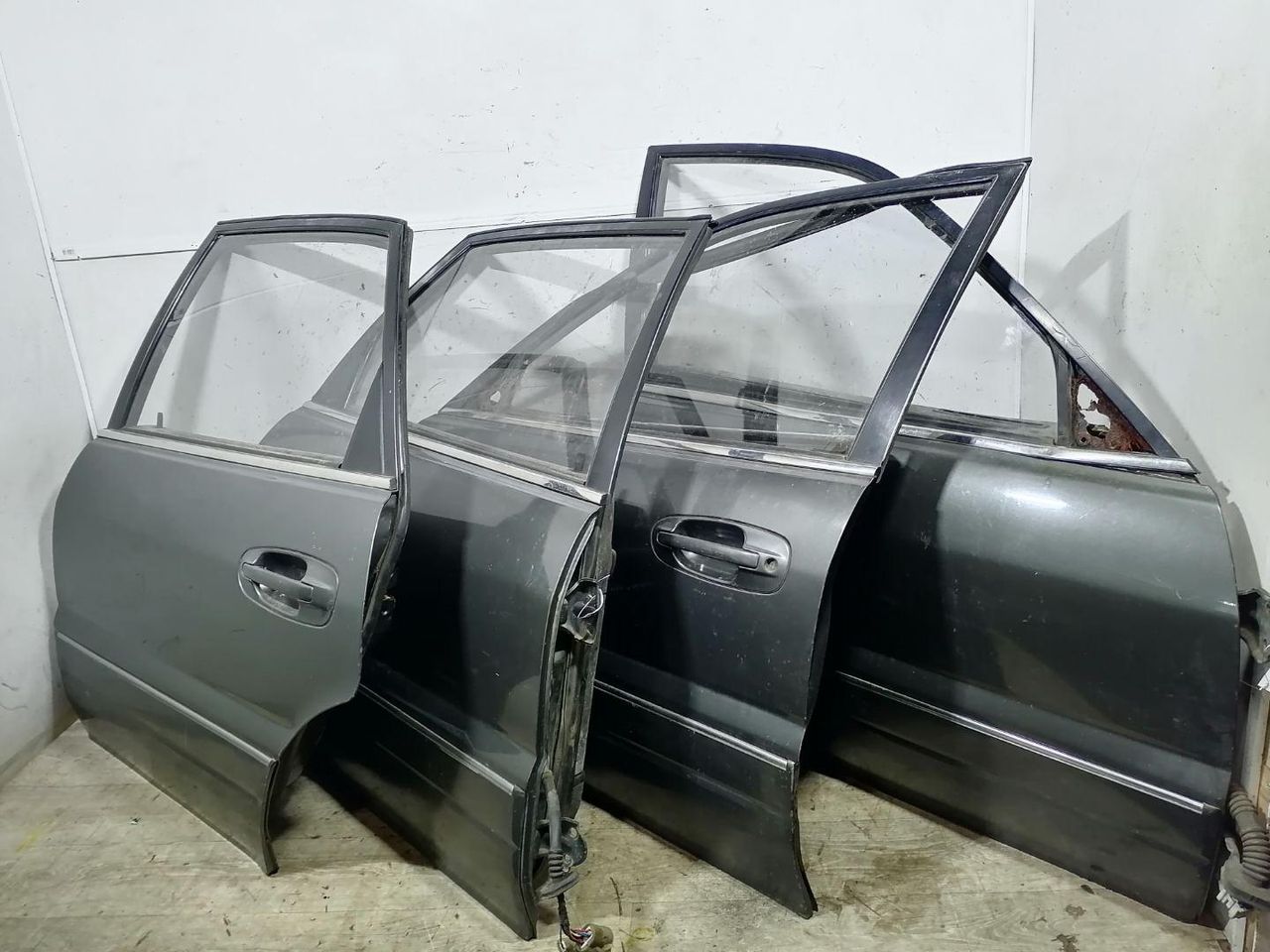дверь задняя левая Mitsubishi Sigma 1 поколение 1994, 3.0 л., i, 6G72 (DOHC 24V), бензин, 5МКПП, серый металлик, седан, передний привод, MB835053, MB835725 - фото №1