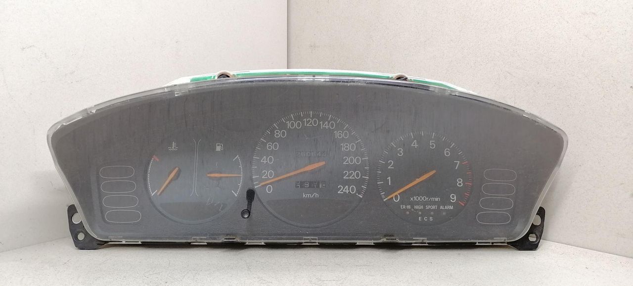 щиток приборов (приборная панель) Mitsubishi Sigma 1 поколение 1994, 3.0 л., i, 6G72 (DOHC 24V), бензин, 5МКПП, серый металлик, седан, передний привод, MB832153, 157320-0352, R88 - фото №1