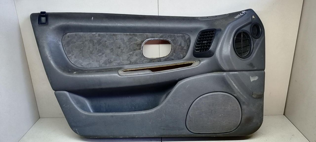 обшивка двери передняя левая Renault Laguna 1 поколение 1997, 2.2 л., DT, G8T 792, дизель, 5МКПП, синий, универсал, передний привод, 7700822279 - фото №1