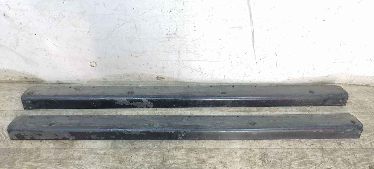 накладка на порог Mitsubishi Sigma 1 поколение 1994, 3.0 л., i, 6G72 (DOHC 24V), бензин, 5МКПП, серый металлик, седан, передний привод, MB479808, MB479807 - фото №1
