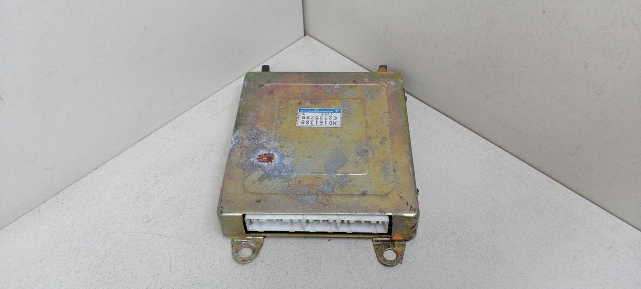 блок управления двигателем Mitsubishi Sigma 1 поколение 1994, 3.0 л., i, 6G72 (DOHC 24V), бензин, 5МКПП, серый металлик, седан, передний привод, MD161388, E2T35780