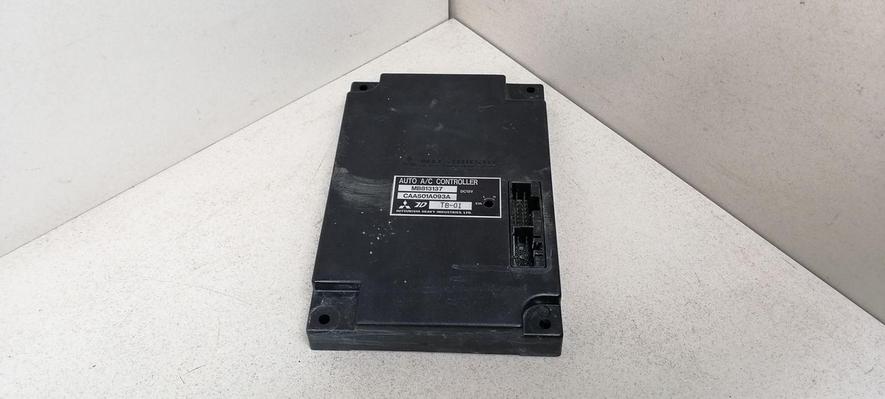блок комфорта Mitsubishi Sigma 1 поколение 1994, 3.0 л., i, 6G72 (DOHC 24V), бензин, 5МКПП, серый металлик, седан, передний привод, MB813137, CAA501A093A