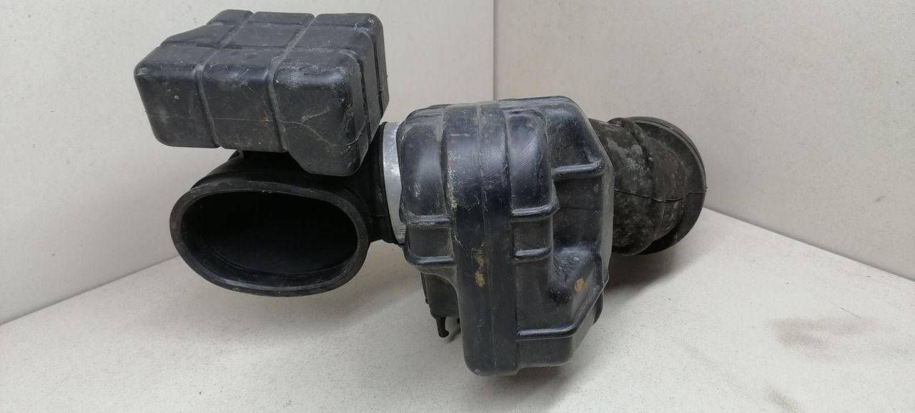 патрубок воздушного фильтра Mitsubishi Sigma 1 поколение 1994, 3.0 л., i, 6G72 (DOHC 24V), бензин, 5МКПП, серый металлик, седан, передний привод, MD160794 - фото №1