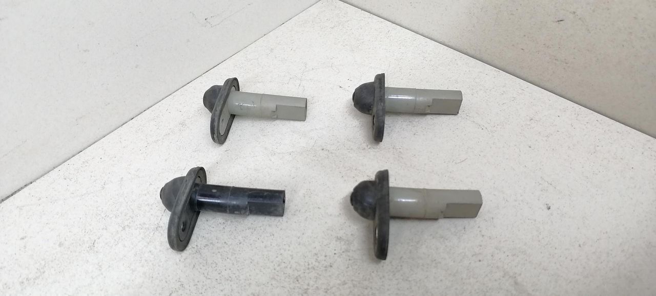 выключатель концевой (концевик) Mitsubishi Sigma 1 поколение 1994, 3.0 л., i, 6G72 (DOHC 24V), бензин, 5МКПП, серый металлик, седан, передний привод