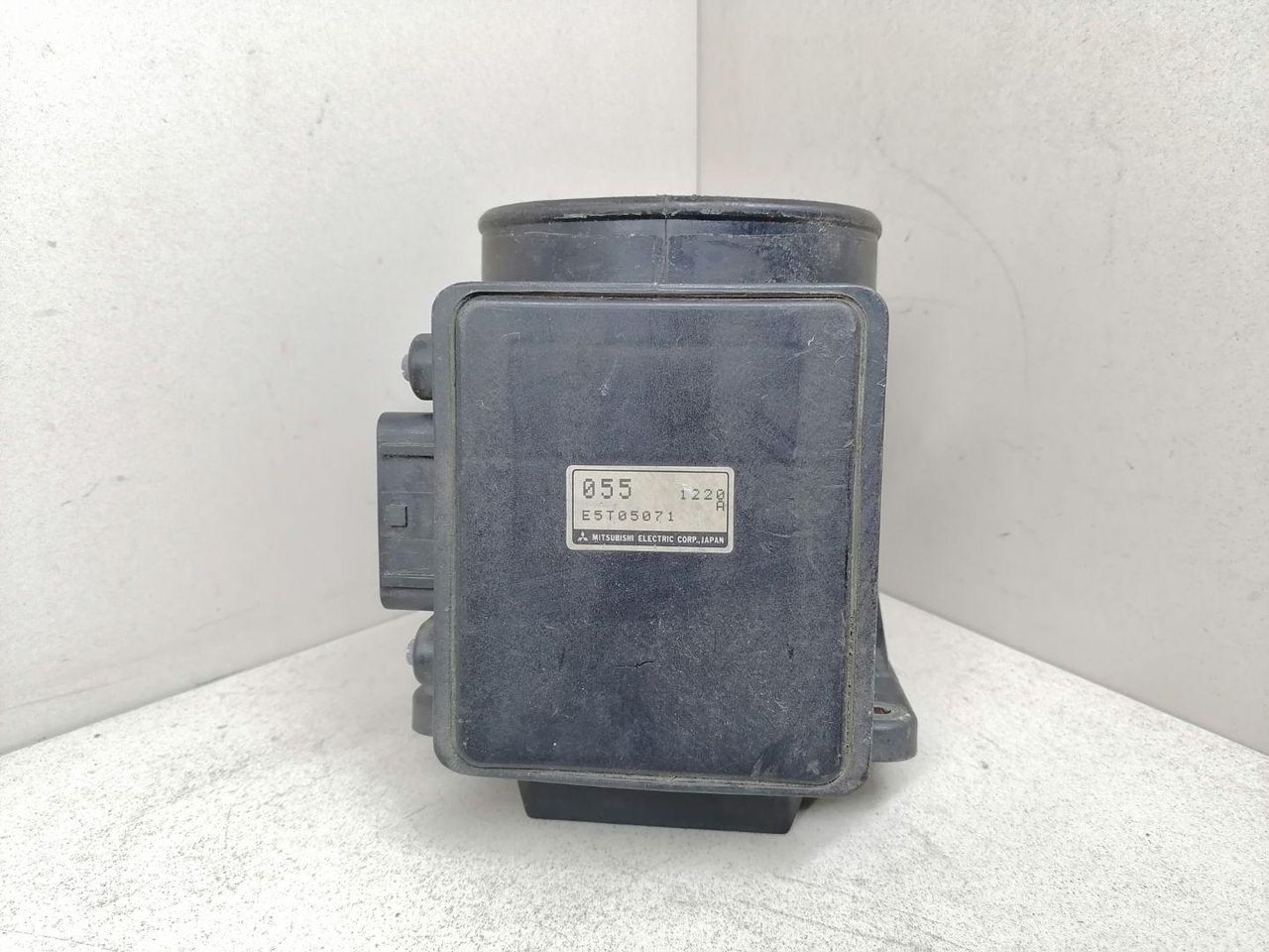 расходомер воздуха Mitsubishi Sigma 1 поколение 1994, 3.0 л., i, 6G72 (DOHC 24V), бензин, 5МКПП, серый металлик, седан, передний привод, E5T05071, 055