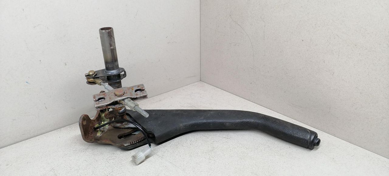 рычаг ручного тормоза (ручника) Mitsubishi Sigma 1 поколение 1994, 3.0 л., i, 6G72 (DOHC 24V), бензин, 5МКПП, серый металлик, седан, передний привод, MB782489 - фото №1