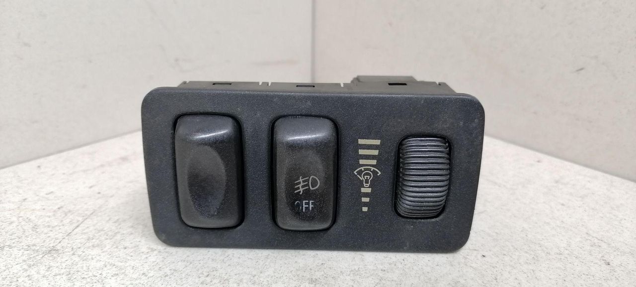 кнопка противотуманных фар Mitsubishi Sigma 1 поколение 1994, 3.0 л., i, 6G72 (DOHC 24V), бензин, 5МКПП, серый металлик, седан, передний привод, MB603939 - фото №1