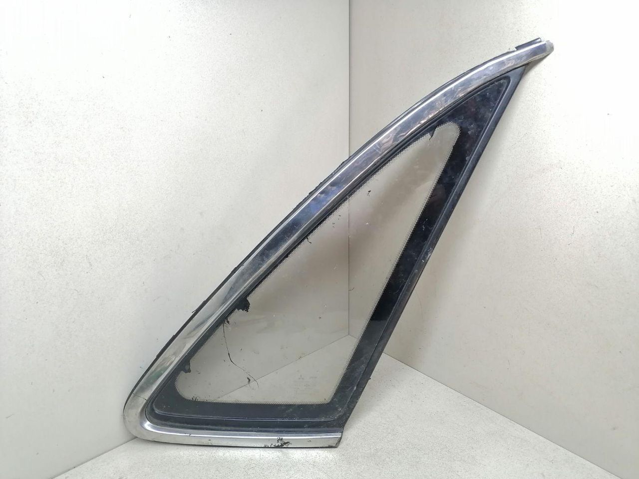 стекло кузовное боковое правое Mitsubishi Sigma 1 поколение 1994, 3.0 л., i, 6G72 (DOHC 24V), бензин, 5МКПП, серый металлик, седан, передний привод, MB780242 - фото №1