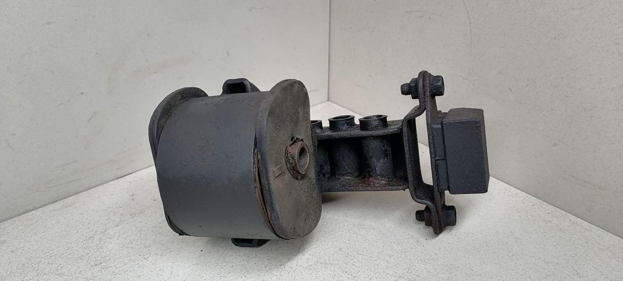 подушка крепления двигателя Mitsubishi Sigma 1 поколение 1994, 3.0 л., i, 6G72 (DOHC 24V), бензин, 5МКПП, серый металлик, седан, передний привод, 2181922010 - фото №1